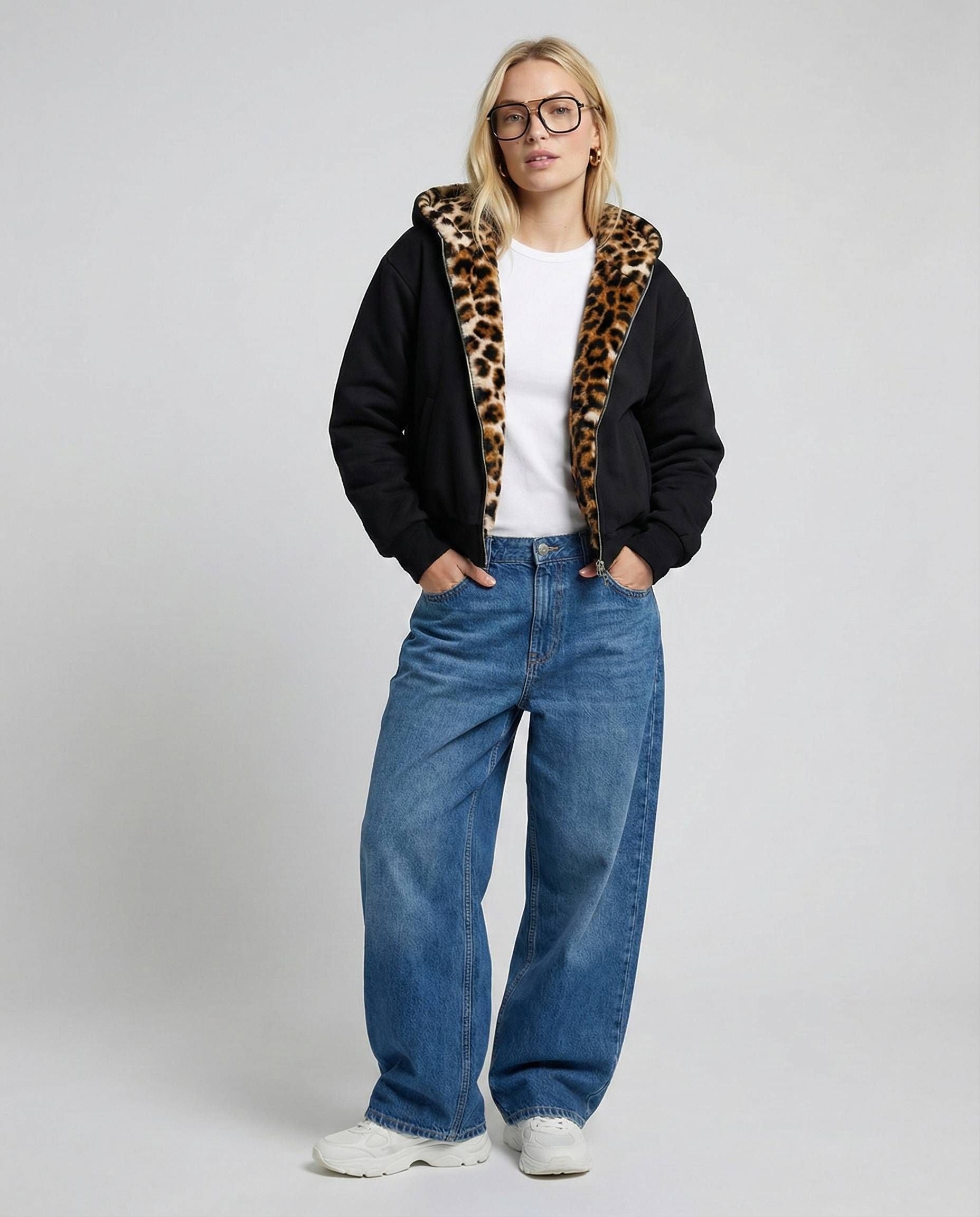 Sportliche Bomberjacke für Damen mit Kapuze und Leopardenfutter