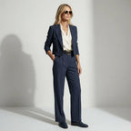 Hosenanzug für Damen als Zweiteiler mit Nadelstreifen und kurzem Blazer mit gerader Hose