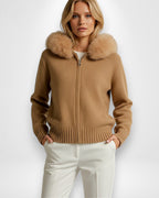 Strickjacke für Damen mit flauschiger Kapuze - kurz