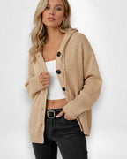 Strickjacke für Damen mit Kapuze und großen schwarzen Knöpfen