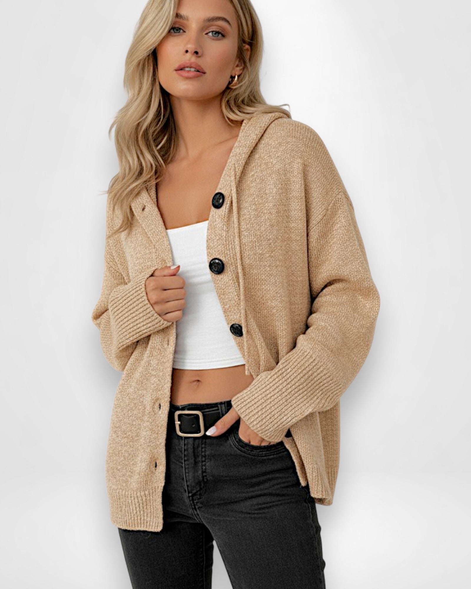 Strickjacke für Damen mit Kapuze und großen schwarzen Knöpfen