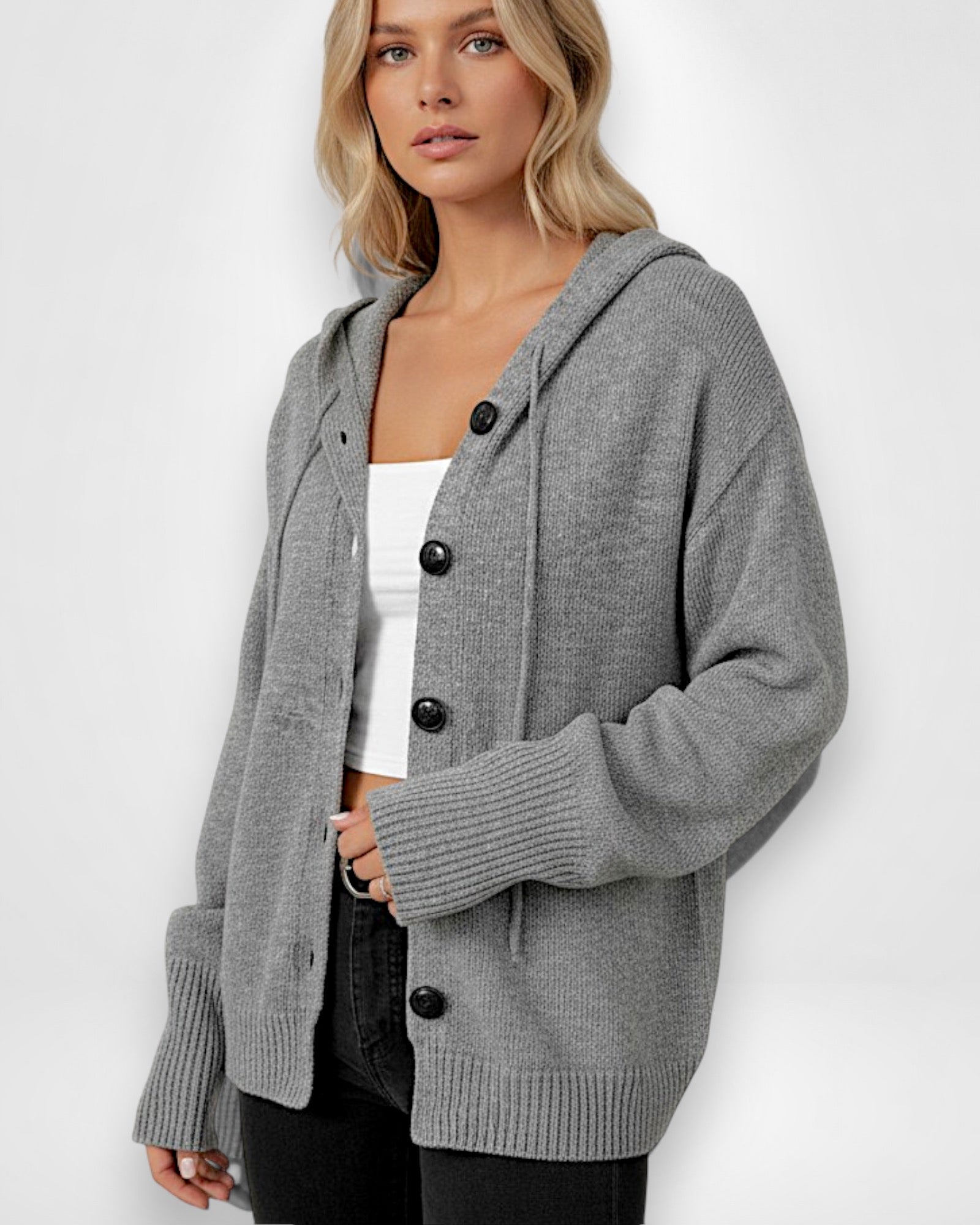 Strickjacke für Damen mit Kapuze und großen schwarzen Knöpfen
