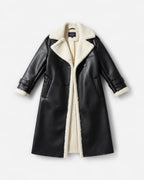 Schwarzer Mantel aus Kunstleder mit weißem Teddyfutter vor hellgrauem Hintergrund