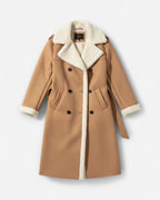 Khaki Mantel aus Kunstleder mit weißem Teddyfutter vor hellgrauem Hintergrund