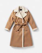 Khaki-Mantel aus Kunstleder mit weißem Teddyfutter vor hellgrauem Hintergrund