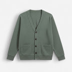 Herren Strickjacke mit V-Ausschnitt und aufgesetzten Seitentaschen – einfarbig