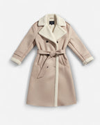 Beiger Winter-Trenchcoat mit weißem Kragen und weißen Paspeln vor hellgrauem Hintergrund