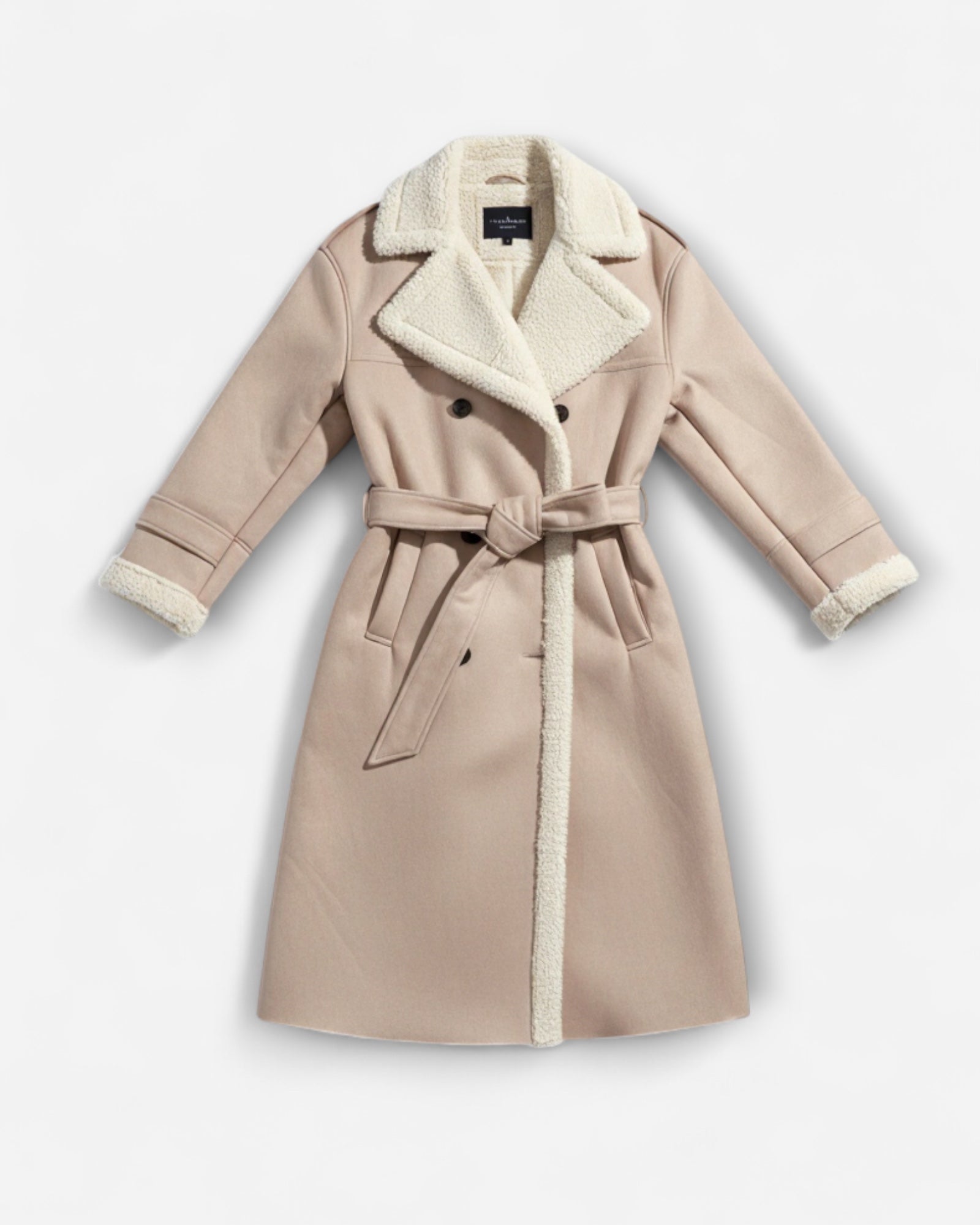 Beiger Winter-Trenchcoat mit weißem Kragen und weißen Paspeln vor hellgrauem Hintergrund