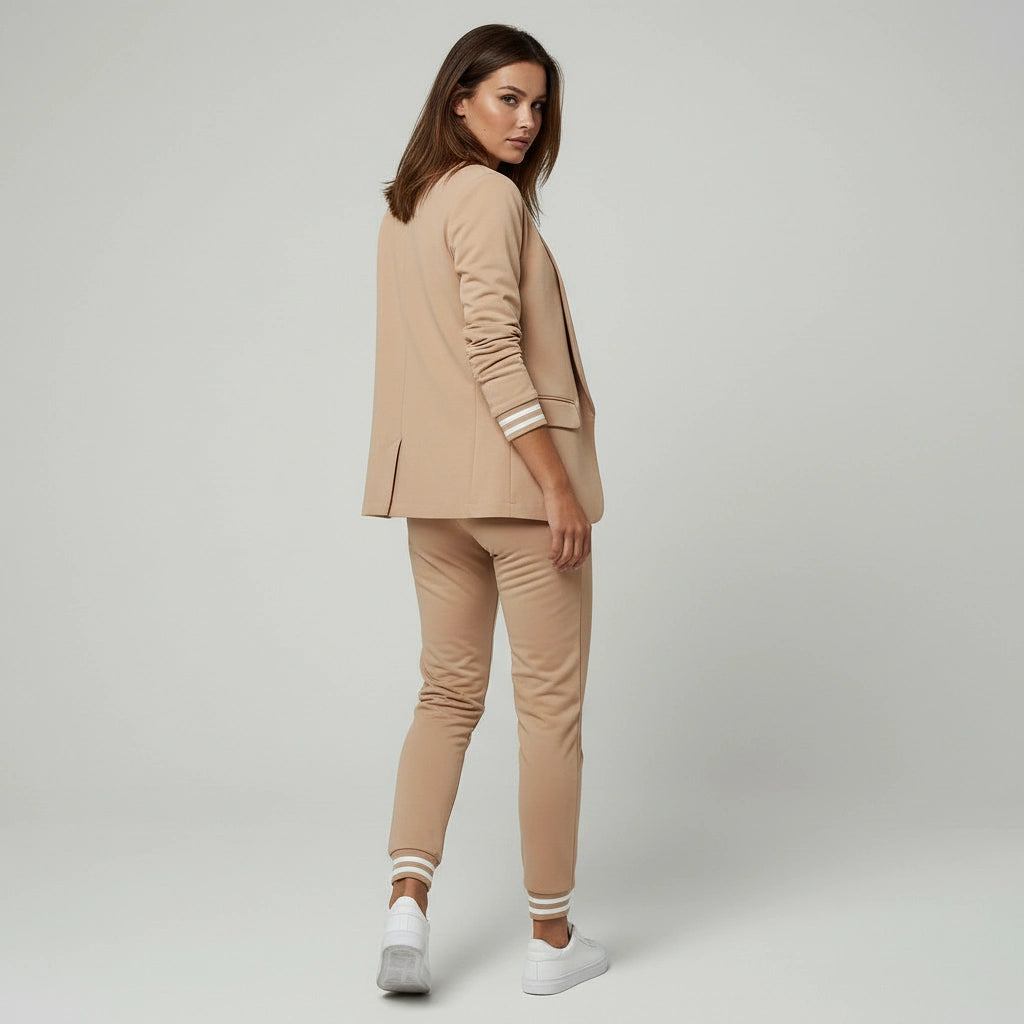Zweiteiliger Hosenanzug für Damen mit elastischen gestreiften Bündchen an Blazer und Hose