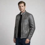 Leichte Herren Jacke in kurzer Länge mit Stehkragen und Reißverschluss Brusttaschen