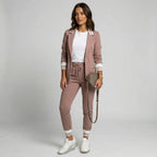 Zweiteiliger Hosenanzug für Damen mit elastischen gestreiften Bündchen an Blazer und Hose