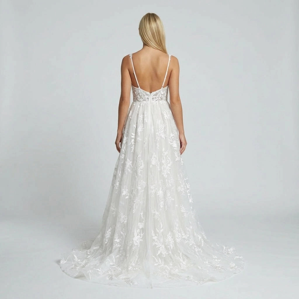 Brautkleid mit tiefem V-Ausschnitt im eleganten Design