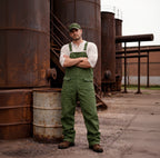 Robuste Herren-Latzhose im Workwear-Stil mit funktionalen Taschen
