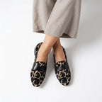 Loafer für Damen mit flachem Absatz aus strukturiertem Fell mit Animal-Print Schwarz 3