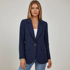 Damenblazer im klassischen Schnitt mit weitem Reverskragen und Einknopf