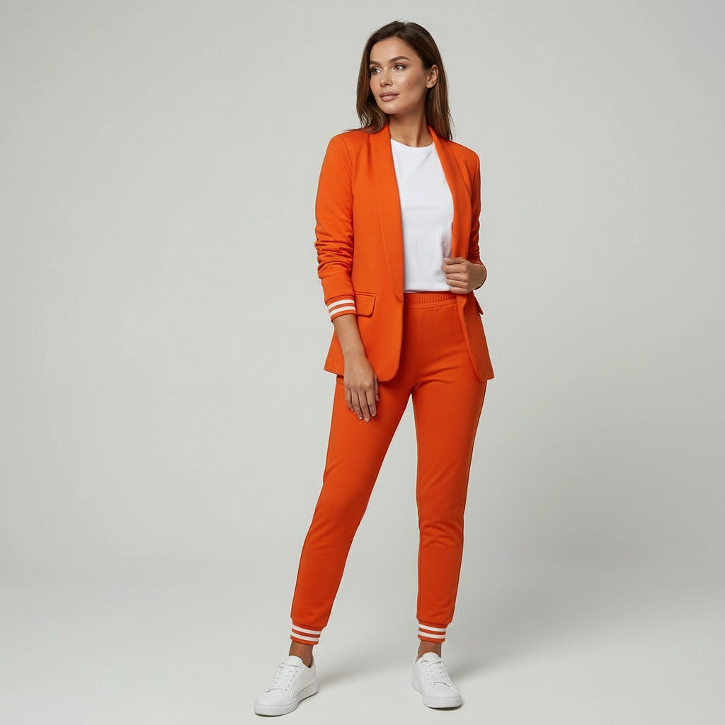 Zweiteiliger Hosenanzug für Damen mit elastischen gestreiften Bündchen an Blazer und Hose