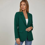 Damenblazer im klassischen Schnitt mit weitem Reverskragen und Einknopf