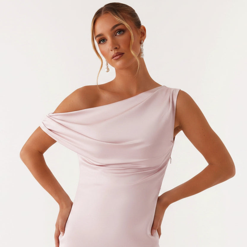 Satin Abendkleid mit One Shoulder Ausschnitt in Bodenlanger Passform