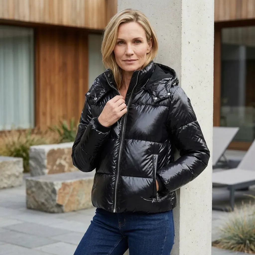 Steppjacke für Damen in glänzender Optik mit Kapuze im sportlichen Stil Schwarz 1