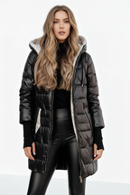 Glänzende Puffer Jacke mit Kapuze in kurzer Passform für Damen