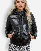 Glänzende Winterjacke für Damen mit hoch schließender Kapuze