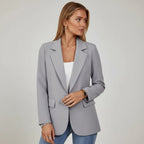 Damenblazer im klassischen Schnitt mit weitem Reverskragen und Einknopf