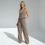 Zweiteiliger Hosenanzug für Damen mit kurzer Weste weiter Hose und Bindegürtel in Camel